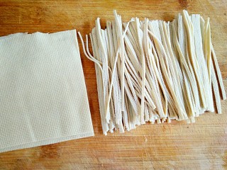 3、凉拌豆腐皮,将豆腐皮切1-2毫米的细丝。