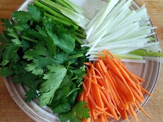 4、凉拌豆腐皮,大葱、胡萝卜和香菜洗净，切丝备用。