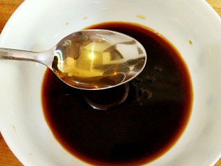 5、凉拌豆腐皮,将味极鲜酱油、香醋、蚝油、糖、鸡精、盐、香油，放入碗中，搅拌至糖、盐、鸡精融化。