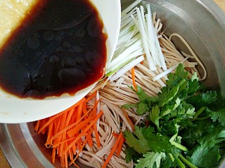 6、凉拌豆腐皮,将豆腐皮、葱丝、香菜放入盘中，倒入调好的汁。