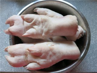 1、软糯香吃一口好满足--卤水猪蹄,猪蹄5只猪蹄用水泡泡清洗干净