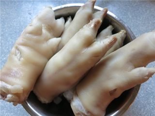 4、软糯香吃一口好满足--卤水猪蹄,捞出