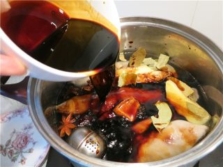 8、软糯香吃一口好满足--卤水猪蹄,再将液体调料放入