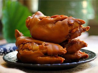 13、软糯香吃一口好满足--卤水猪蹄,再来一个啃啃