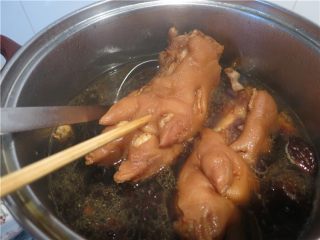 10、软糯香吃一口好满足--卤水猪蹄,继续煮到一根筷子轻戳即透即可关火