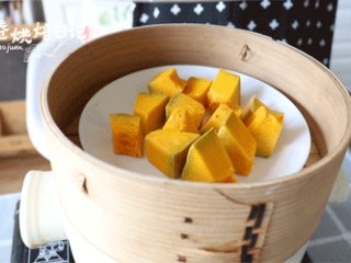 1、天渐微凉，来一份甜蜜暖暖心,南瓜去皮蒸熟，称100g。