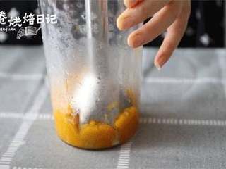 2、天渐微凉，来一份甜蜜暖暖心,将蒸熟的南瓜放入料理机，搅成泥。