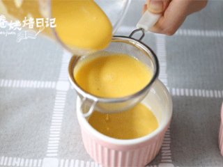 4、天渐微凉，来一份甜蜜暖暖心,将搅拌好的南瓜布丁过筛入容器中。