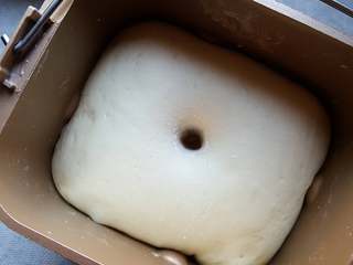 6、黑芝麻酱吐司,6.揉至完全扩展阶段后，进行基础发酵，发酵结束后，面团体积为原体积的两倍大，中间用手指蘸面粉戳一个洞，不塌陷不回缩即为发酵好了。