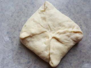 9、黑芝麻酱吐司,9.用面将馅料包起来。