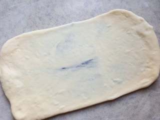 10、黑芝麻酱吐司,10.松弛五分钟后，用擀面杖将面擀成长方形。