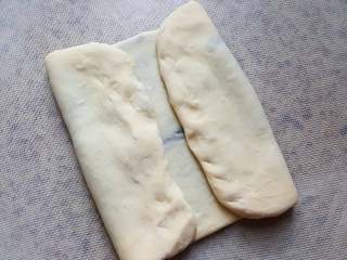 11、黑芝麻酱吐司,11.如图所示，将长方形的面叠起来。