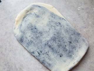 14、黑芝麻酱吐司,14.松弛五分钟后，如图擀开。