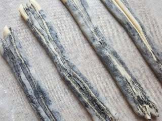 16、黑芝麻酱吐司,16.两两相对，切面向上。