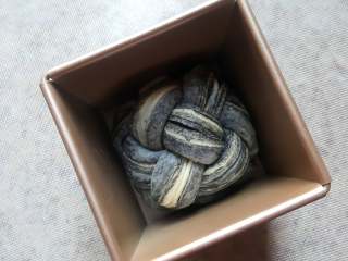 20、黑芝麻酱吐司,20.放入吐司盒中进行二次发酵。