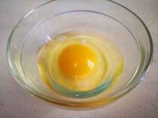 2、家庭版瑞典肉丸,鸡蛋打在碗中