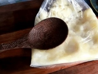 6、家庭版瑞典肉丸,压碎成土豆泥