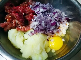 9、家庭版瑞典肉丸,再加入猪肉馅 牛肉馅和洋葱碎