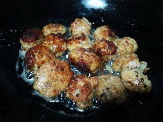 12、家庭版瑞典肉丸,锅中油热 肉馅做成丸子状下锅炸