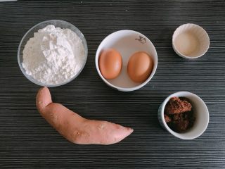 1、红豆发糕,准备好食材