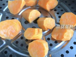 3、红豆发糕,放蒸锅上蒸熟
