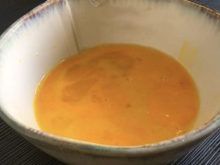 5、红豆发糕,打好鸡蛋液