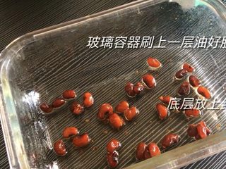 12、红豆发糕,玻璃容器刷上一层好脱模,底层铺上红豆