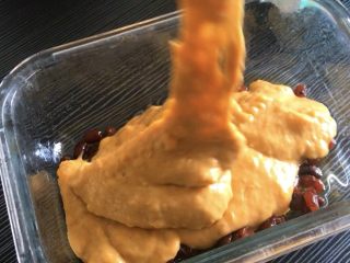 13、红豆发糕,倒入搅拌好的面粉泥