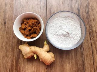 1、红糖姜汁丸子,首先来准备食材，糯米粉200g，红糖100g，老姜80g。