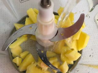 2、红糖姜汁丸子,把生姜去皮清洗干净，切成小块，放入料理机，倒入35ml的水，打成泥。