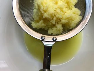 3、红糖姜汁丸子,把姜泥用漏勺过滤一下，用手把姜泥挤干姜汁，姜泥可以留起来做菜或者直接丢掉，我们只需要姜汁。