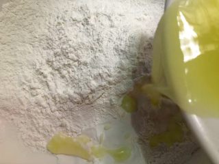 4、红糖姜汁丸子,把200g糯米粉放入大碗里，倒入过滤好的姜汁。