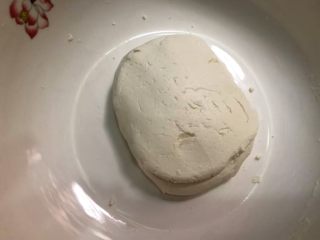 5、红糖姜汁丸子,用手把糯米粉和成软硬适中的面团。