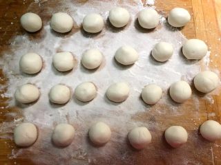 6、红糖姜汁丸子,案板上撒上少许糯米粉，把面团搓成小丸子，把搓好的小丸子放在糯米粉上面，以免粘在案板上。