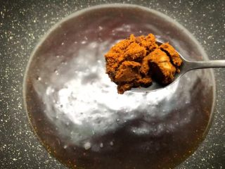 7、红糖姜汁丸子,锅里放入800ml水烧开，放入一半的红糖煮至融化。