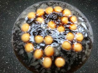 8、红糖姜汁丸子,把糯米丸子一个一个放入红糖水中，煮至浮起来，要完全浮起来哦，然后再倒入剩下的红糖，搅拌均匀，即可出锅。