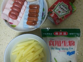 1、章鱼小香肠,准备食材：香肠，番茄沙司，生粉，马铃薯切好，放盐水中浸泡一个钟。