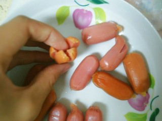 2、章鱼小香肠,香肠的一头交叉刀切