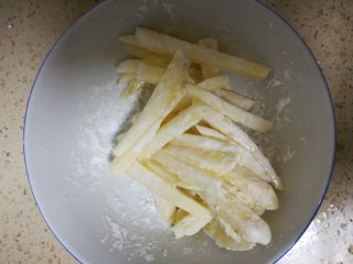 3、章鱼小香肠,浸泡好的马铃薯裹上生粉