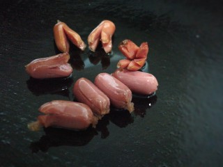 4、章鱼小香肠,香肠放入油锅中炸，记住一定要等油锅热了，用小火下炸。炸出章鱼形状即可