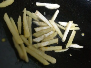 5、章鱼小香肠,炸好香肠，放入薯条继续炸。然后煎个鸡蛋