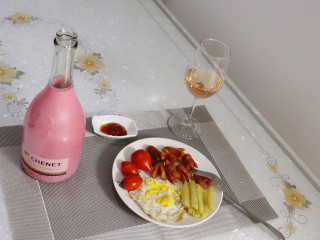 6、章鱼小香肠,装盘摆盘，搭配气泡葡萄酒完美。