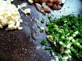 2、茄子,猪肉，蒜头，葱切丁