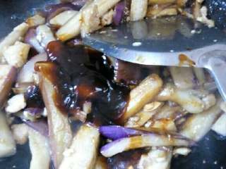 4、茄子,把猪肉炒香放入蒜蓉炒香放茄子，再放入鸡粉，耗油，酱油，炒几下，再焖一下