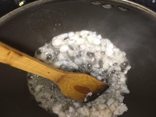 3、深夜食堂之鱼松饭,冰糖溶于水后倒入鱼松