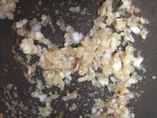 4、深夜食堂之鱼松饭,炒至焦糖色，盛入米饭????碗中