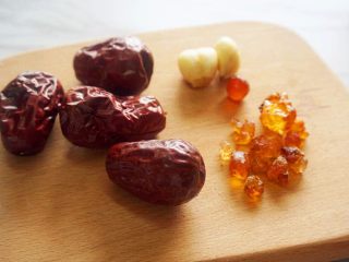 1、桃胶百合红枣汤,提前将原材料准备好