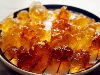 3、桃胶百合红枣汤,因为桃胶里面有杂质，一定要把泡好的桃胶清除杂质(晶莹剔透是不是很好看呢)