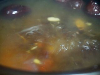 4、桃胶百合红枣汤,砂锅内倒清水，将桃胶，红枣下入锅中，大火烧开后转为小火，煲制时间1.5-2个小时