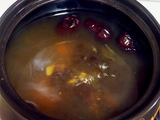 5、桃胶百合红枣汤,中间再下百合，冰糖，因为百合比较容易熟